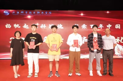 机电工程系领导为毕业生代表颁发毕业证书 机电工程系领导为毕业生代表颁发毕业证书