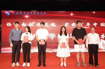人文与社会科学系领导为毕业生代表颁发毕业证书 人文与社会科学系领导为毕业生代表颁发毕业证书