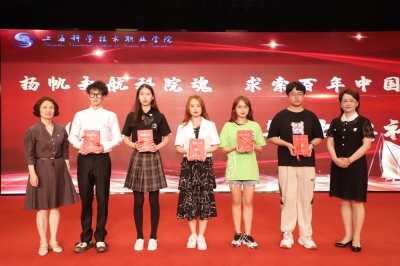 商贸管理学院领导为毕业生代表颁发毕业证 商贸管理学院领导为毕业生代表颁发毕业证