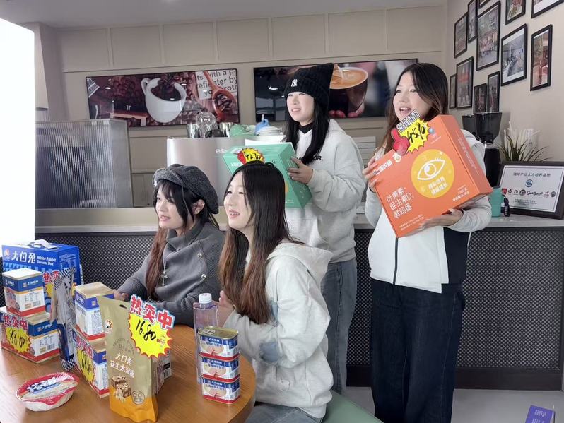 电商新课堂带火上海老字号 ——...